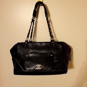 Stunning black CHANEL Glazed Caviar Leather Pocket In The City Bag.
